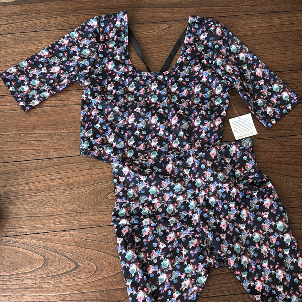 NWT Onzie floral yoga Set: Crop Top+Capri Pants Size S/M